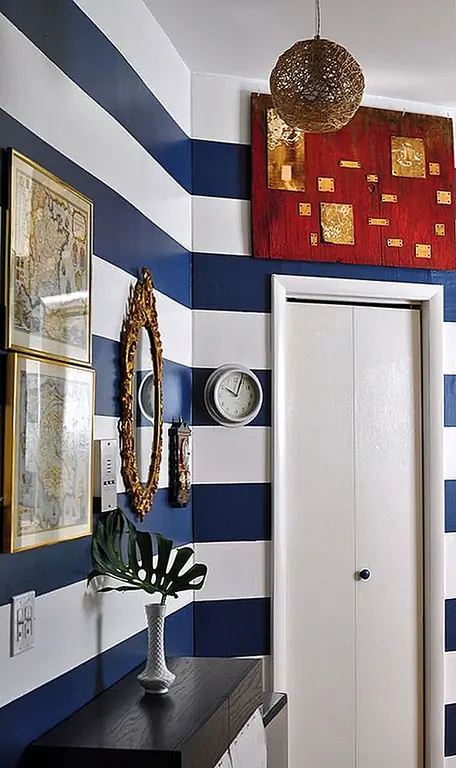 Используйте обрамленные морские карты как куски эклектичного искусства стены. Используйте забавные рамы и даже старинные карты, которые вы найдете в магазине сбережений, чтобы удержать интерес и менее «первозданный», чем обычная комната, украшающая себя в ванной. Сделайте весь коллаж даже для уникального блюда в типичном декоре!