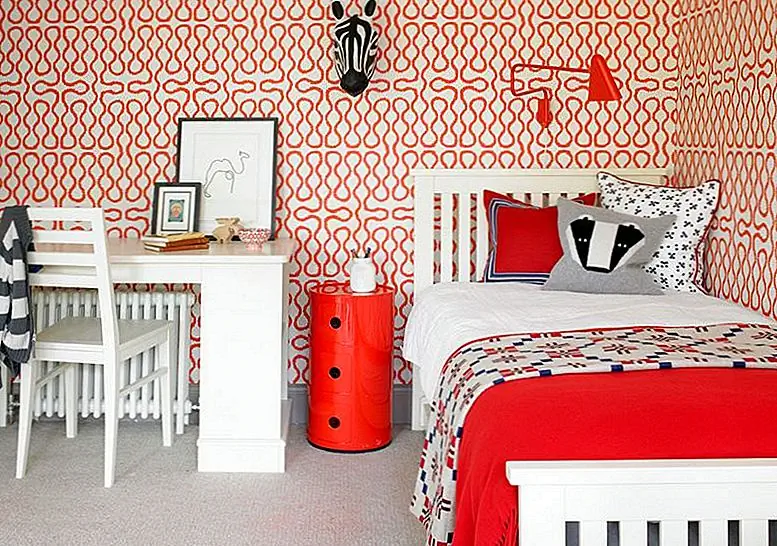 При работе с действительно сильным цветом, таким как красный, вы должны держать остальную палитру простой и нейтральной. Добавьте немного оттенка серого в декор, чтобы смягчить красные элементы и использовать свой основной цвет различными способами.