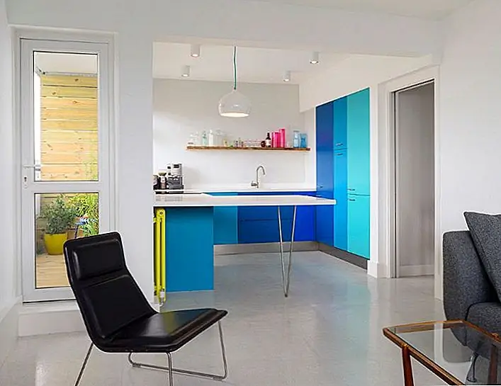 Особенно свежий и сбалансированный подход - использовать цвета, которые так или иначе связаны, такие как синий, бирюзовый и аква, и сочетать их с оттенками, такими как известь, охря или даже ярко-розовый. Используйте свежий белый фон для всех этих элементов для нового и современного вида. {Найден на brianotuama}.