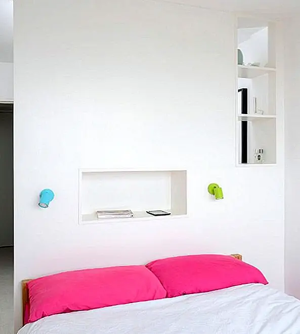 Опция состоит в том, чтобы использовать только небольшие оттенки цвета в нейтральном белом цвете. Например, в спальне могут быть простые белые стены и светлая деревянная мебель в сочетании с яркими акцентными подушками на кровати и маленькими цветными бранами.