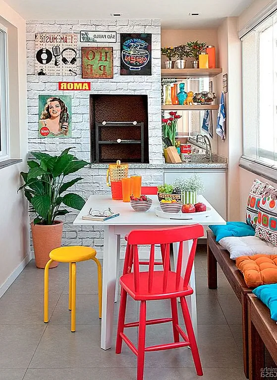 При использовании множества разных цветов, все из которых яркие и яркие, вы должны быть осторожны, чтобы не создать потрясающий вид. Лучше всего выбрать три или даже четыре цвета и использовать их гармонично повсюду.