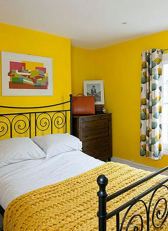 Два цвета могут быть одинаково важными в декоре комнаты. Эта гостиная украшена оттенками светло-розового и различных оттенков коричневого цвета, включая некоторые бежевые акценты. Остальные цвета акцентов дополняют эти два.