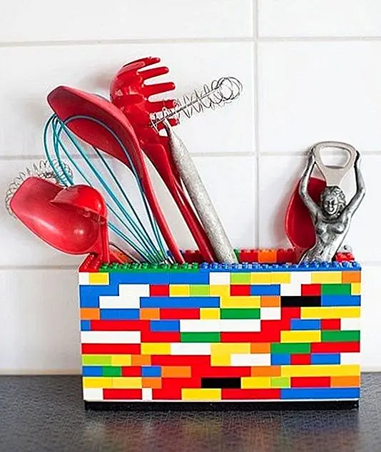 В случае открытых или открытых пространств свежие цвета, найденные в природе, имеют тенденцию выглядеть самыми красивыми. Зеленые, синие и желтые цвета прекрасно сочетаются, и вы даже можете создать эффект радуги.