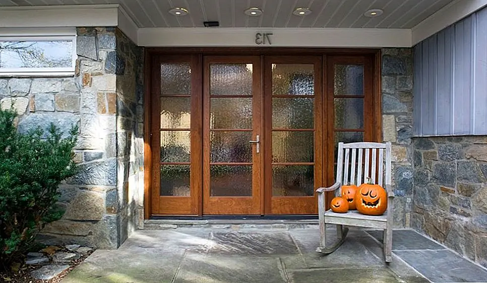 Учитывая тот факт, что стекло обычно прозрачно, этот особый тип является действительно приятным вариантом, поскольку он позволяет вам держать внутреннюю часть вашего дома частным, а также стильным дизайном на передней двери. Текстурированное стекло поставляется в нескольких вариантах, в том числе матовое стекло, которое действительно обычное, а также глазурованное, рябь, скошенное, водное стекло и т. Д.