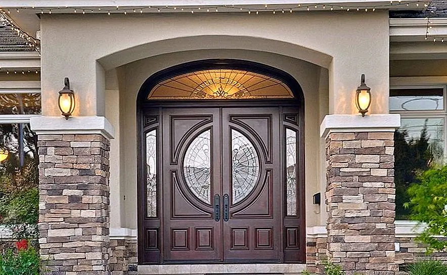 На самом деле это сочетание стекла и свинца. Кусочки стекла с различными цветами и размерами и используются во время процесса. Они закреплены вместе с медной фольгой. В случае наружных дверей витраж часто используется в сочетании с деревом, чтобы получить винтажный вид.