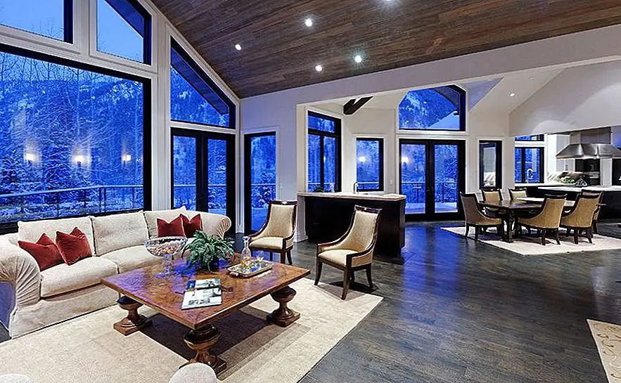 Тогда есть и стекло, которое мы знаем лучше всего. Прозрачные стеклянные двери, очевидно, обеспечивают очень небольшую конфиденциальность, но они определенно выглядят стильно. Чаще всего этот тип стекла используется в качестве декоративного элемента для дверей из более твердых материалов, таких как древесина, например.