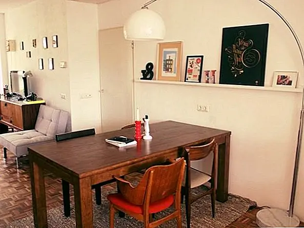 Еще одна идея - выбрать винтажный декор для обеденной зоны. Винтаж всегда чувствует себя уютно, привлекательно и тепло. Но убедитесь, что он не контрастирует с остальной частью дома. Если у вас есть план открытого этажа, подумайте о том, чтобы сочетать старинные с современными элементами и попытаться подчеркнуть старинную часть больше, когда вы украшаете столовую. Не должно быть трудно найти деревянный стол и некоторые удобные кресла.