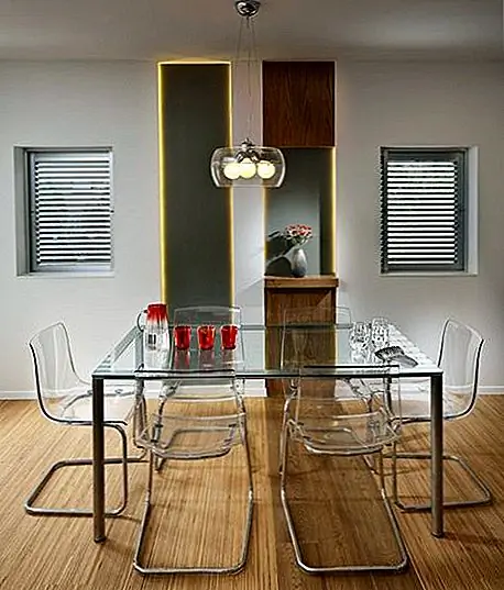 Если, с другой стороны, вы хотите создать современный вид своей столовой, стекло является одним из материалов, которые могут определенно помочь вам в этом. Подумайте, есть стеклянный обеденный стол, один с гладкой металлической основой и прозрачной крышкой. Кроме того, вы также можете иметь подходящие стулья. Существует несколько вариантов прозрачных стульев с таким же гладким дизайном, что и в этом случае.