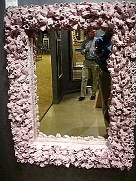 Это замечательное зеркало, предлагаемое очаровывать глаз художника, представляет собой крутую рамку, окрашенную в нежные оттенки розового и белого. Это замечательно, если вы хотите текстуру для окружающей среды. Он измеряет 32 "W x 40" H и стоит около $ 2,145.00, если вы хотите разные размеры, цена меняется в зависимости от модели.