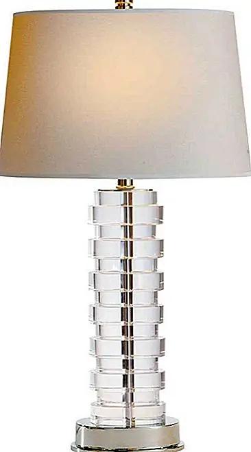 Чтобы завершить капризную, романтическую атмосферу, мы также должны сосредоточиться на освещении. Мягкая светящаяся лампа, подобная этой, с овальными кристаллами, уложенными друг на друга друг от друга с базы, определенно успокоит белую атмосферу, показывая другое лицо пошивкой чешской среды. Цена $ 525,00.