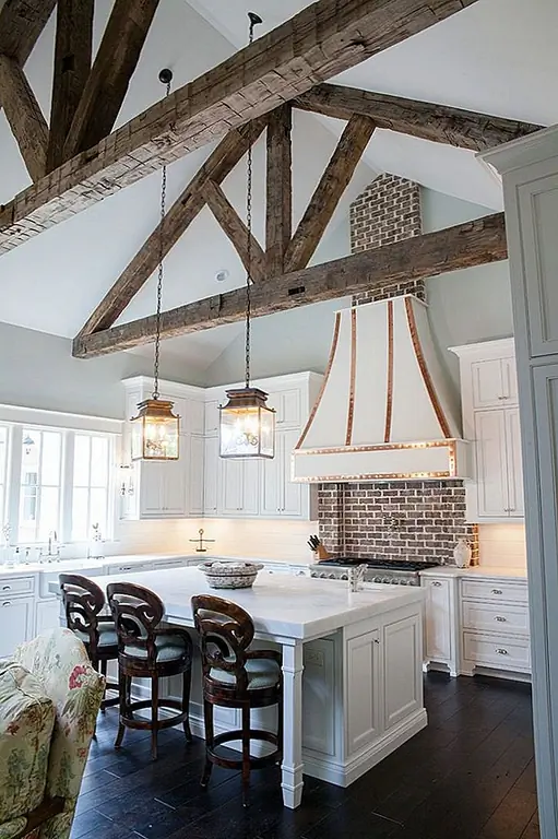 Высокие потолки часто являются замаскированным благословением. Сделайте большую часть своей, установив некоторые открытые балки. Помогают ли они при поддержке или нет, они сделают отличную работу по приведению глаз вниз к уровню мебели, где они должны быть. (через Home Bunch)