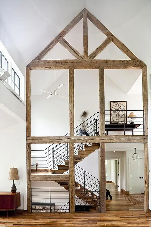 Декор дома оформлен в скандинавском стиле. Создайте свой белый и деревянный дом с открытыми балками, которые создают дом внутри вашего дома. Простой, но впечатляющий. (через терапию квартиры)