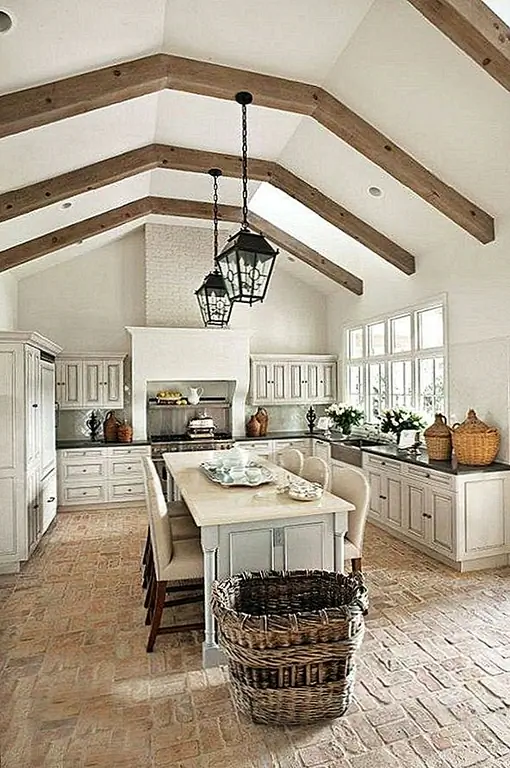 Может быть, вы предпочтете сохранить этот большой воздушный зал в вашем доме. Пусть ваши лучи следуют по склону потолка, чтобы создать интерес и подчеркнуть, насколько далеко продвигается пространство. (через розу и ржавчину)