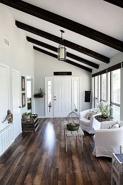 Пришло время обратить внимание на причуды в вашем доме. Протяните те наклонные потолки для дополнительного внимания на более высоком конце. Кроме того, они продемонстрируют удивительную люстру, которую вы только что установили. (через конструкторскую маму)