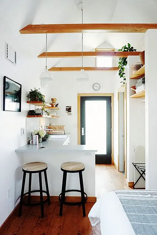 Даже небольшие пространства могут извлечь выгоду из открытых балок. Откройте свой ум, чтобы светлые цвета и гладкие отделки, что придаст вашему пространству иллюзию того, что он очень большой. Больше не жалуется на отсутствие площади. (через Magic Dream Life)