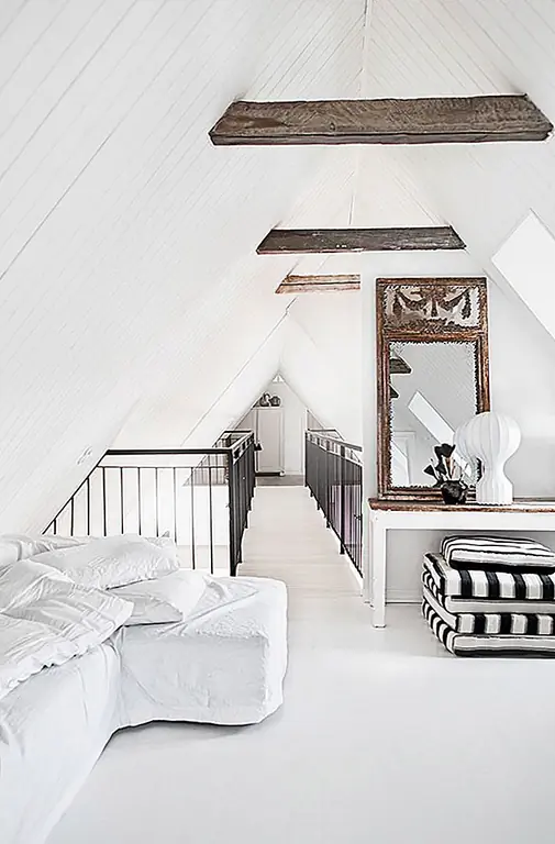 Деревенские балки в этом чердаке заставляют пространство казаться еще более уютным и комфортным, даже считая, что он абсолютно белый. Бонус здесь заключается в том, что вам не нужно платить за много пиломатериалов для этих крошечных балок. (через комнату)