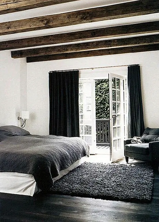 Не оставляйте спальню! Открытые балки могут вызывать удобное чувство, которое вы искали, и заставить вашу спальню чувствовать себя настоящим бегством. Это будет походить на выход в Париж каждый вечер. (через ECLECchic)