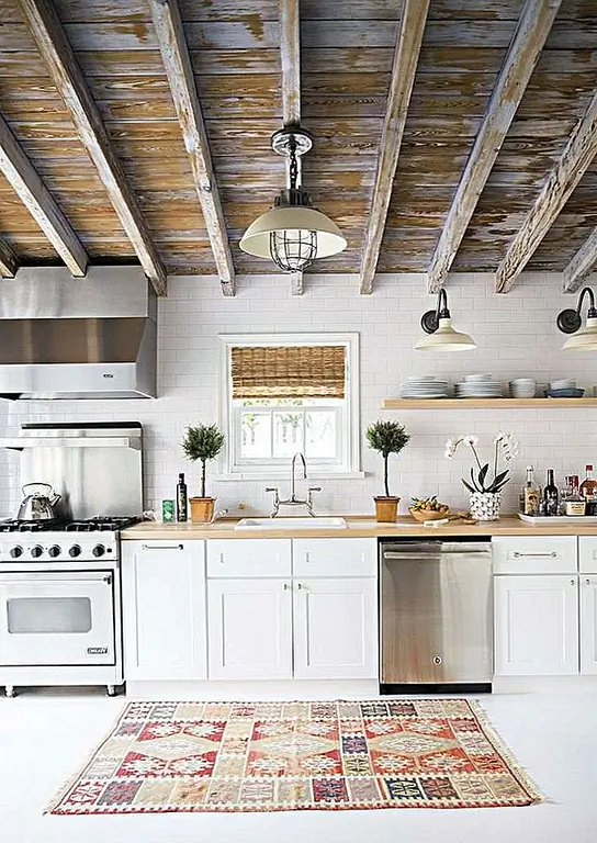 Ищете быстрый и простой способ добавить открытые лучи в ваш дом? Затем просто вырвите свой потолок. Я серьезно! Оставьте верхний этаж сияющим в любой комнате, которую вы выберете. Один уик-энд работы и немедленное деревенское чувство. (через Domino)