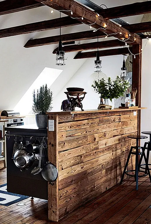 Может быть, освещение в вашем доме нуждается в небольшой помощи? Установка некоторых открытых балок дает вам прочное место для крепления любого освещения, которое вам нравится, от подвесок до мерцающих огней. (через A Homes World)