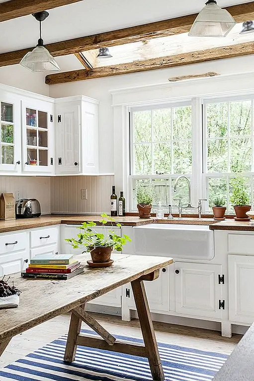 Мы могли бы также начать с кухни, являясь наиболее распространенным местом для поиска открытых балок. Да, они очень распространены для французского деревенского стиля, но тяжелые балки также дополняют кухню страны. Даже более светлый оттенок дерева будет хорошо сочетаться с скандинавским стилем. (через дизайн Dream Book)