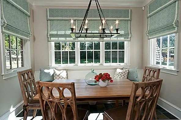 Оконные процедуры не следует упускать из виду, если вы хотите намекнуть на какой-то итальянский дизайн вдохновения. Романские жалюзи - идеальное дополнение для современных домов, которые могут выглядеть из-за толщины с другими итальянскими украшениями. Доступный в огромном диапазоне цветов и узоров, вы найдете правильную римскую штору для существующего декора вашего дома, даже если вы обычно идете на минималистский, простой белый вид.