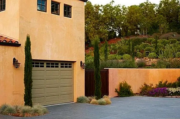 Не забудьте внешний вид вашего дома, если вы добавили итальянский дизайн или два в ваш интерьер. Официальные сады итальянца выглядят впечатляюще, но в большинстве загородных мест они будут слишком много. Вместо этого перейдите на версию с низким уровнем обслуживания и включите некоторые деревья кипариса в дизайн сада. Кипарисы выглядят хорошо, если они организованы довольно формально, в строках. Они создают экран, расположенный на границе сада, и добавляют высоту, чтобы сделать сад более архитектурным. Установите их по обеим сторонам входного пути, чтобы создать театральное прикосновение.