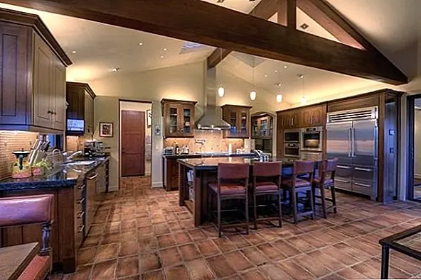 Разрыв с теплом, терракота - еще один материал, который, как и мрамор, используется по всему итальянскому полуострову. Когда-либо популярный, terra cotta буквально означает испеченную землю. Это керамика, которая сохраняет большую часть своего пигмента из глины и может использоваться как в глазурованном, так и в неглазурованном состоянии.