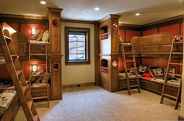 Тогда есть также всевозможные другие детали, которые вы можете добавить в свой дом, чтобы придать ему уютную атмосферу, подобную кабине. Например, поверните комнату для гостей в двухъярусную комнату. Он будет чувствовать себя уютнее, и это позволит больше людей использовать его одновременно, точно так же, как в каюте, где вы разделяете пространство с друзьями и семьей.