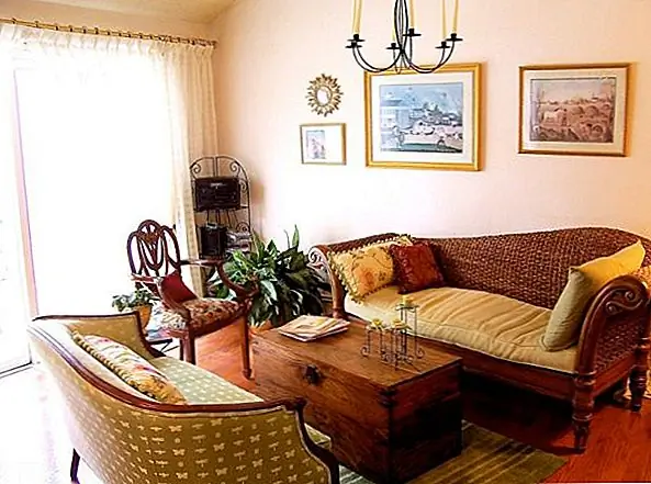 Используйте антиквариат для деревенского, старого чувства. Они могут включать стулья для шейкера, старый багажник и красивую люстру с мягким освещением. Кроме того, вы можете также иметь некоторые стеганые одеяла, чтобы держать вас и ваших гостей в тепле. Выберите мягкие текстуры и дружелюбные шаблоны.