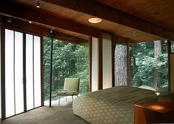 Кроме того, еще один способ сделать комнату более уютным, особенно спальней, - это выбрать меньшую кровать, а не огромную, которая занимает почти всю комнату. Таким образом, вы сможете обниматься внутри, где вы будете чувствовать себя тепло и уютно. Вы также можете воспользоваться мнениями, если это так. Выбирайте большие окна и располагайте окнами. Вы могли бы, например, получить скамейку и поместить ее рядом с окном, чтобы создать своего рода уютную, расслабляющую зону с кучей подушек, несколько хороших книг и мягкое одеяло.