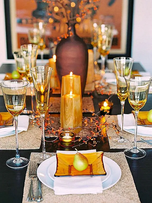 Золото грандиозное! И использование золотых цветов и оттенков в правильном направлении создаст мгновенный призыв к более высококлассным стилям. Серебро может сделать что-то гламурное, но это немного мягче, поэтому наш совет должен пойти с золотом, так что он громче.