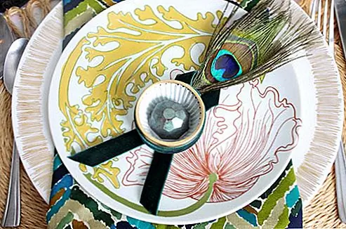 Добавьте гламур с перьями павлина. Эти цвета величественны, как птица, и очень модно-вперед. Простое размещение перьев приводит к тому, что все настроено на ступеньку.