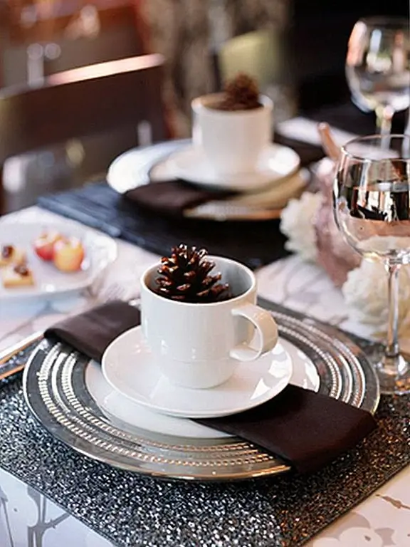 Использование различных аксессуаров демонстрирует ваше творчество. Добавление соснового конуса, яблока или цветка на ваши тарелки добавляет веселья и мгновенной моды. Просто не забудьте сбалансировать его с чем-то большим, чем блеск или кристалл.