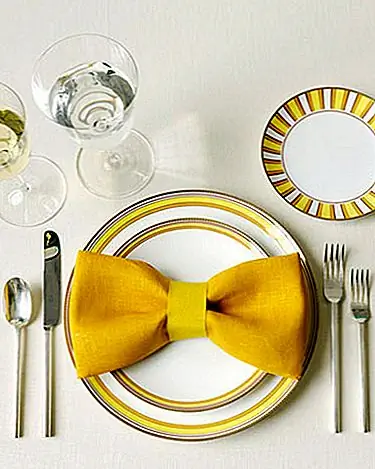 Использование одноцветной схемы, безусловно, гламурно и шикарно. Особенно, если вы возьмете складной класс салфетки или два, и можете получить свое белье таким четким и чистым. Мы могли бы сказать, чтобы утюжить твою скатерть и салфетки!