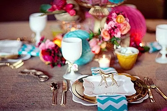 Смешайте цвета, которые будут замечены. Разнообразие разных и контрастных цветов создает смелый талант, который нельзя упустить. И выделиться всегда гламурно!