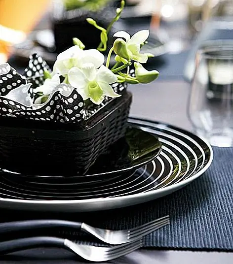 Черно-белый классический и шикарный. Шик может быть очень гламурным в правильной обстановке. Это может быть самая легкая идея для снятия и без стресса для любого.