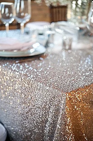 Если вы хотите что-то гламурное, вы должны заставить его искриться и сиять! Добавьте сверкающую скатерть или сверкающие аксессуары, чтобы усилить стиль. Мы обещаем, что блестки никогда не повредит обеденный стол.