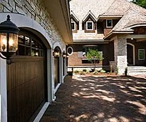 Знайте свои варианты перед выбором идеальной гаражной двери