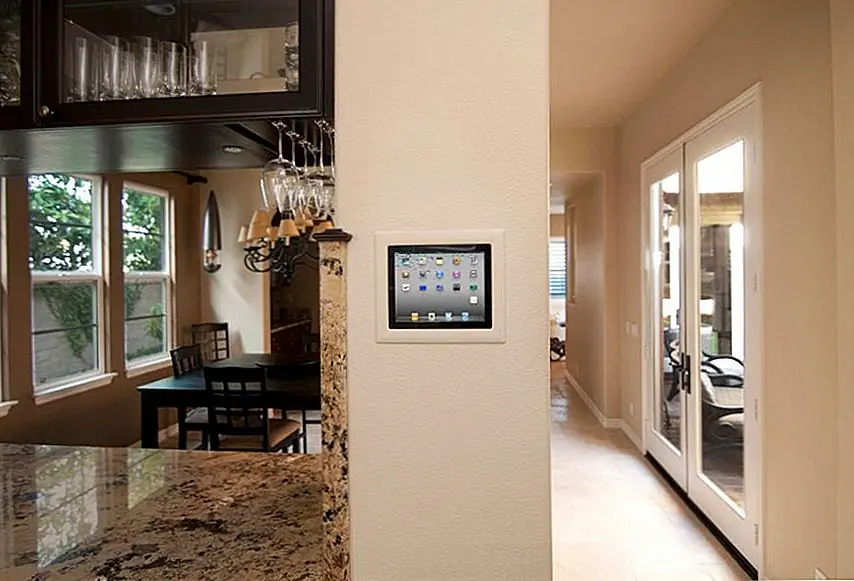 Системы сигнализации, как правило, довольно хороши для пугающих воров. Большинство из них даже не попытается сломаться, если есть система безопасности на месте, и те, кто пытается, обычно убегают при активации тревоги. Но следите и скрывайте всю проводку, потому что взломщики попытаются вырезать ее, чтобы отключить систему безопасности.