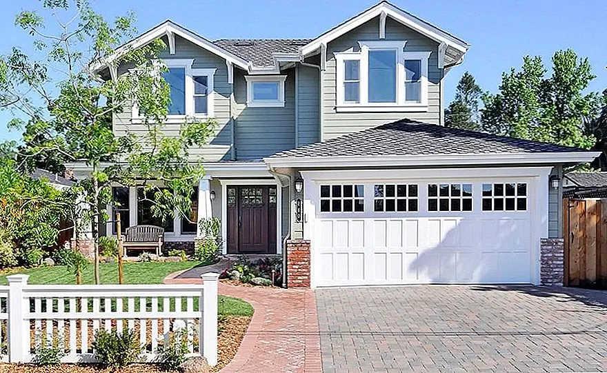 Удостоверьтесь, что те, кто проходит мимо вашего дома, могут видеть перед домом и любого, кто может попытаться проникнуть внутрь. Обрезайте деревья, очистите область и не дайте взломщикам возможность скрыться и работать, не будучи замеченными. Удалите все, что можно использовать для взлома или подъема, например, лестницы или садовые инструменты.