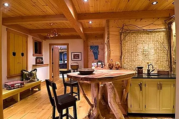 То же самое касается таблиц. Вместо чистых, острых линий, с которыми вы привыкли, попробуйте что-то другое. Прямоугольная столешница и основание из деревянных бревен и ветвей.