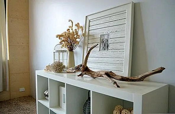 Красивая ветка может стать самостоятельным украшением для каминной полки, консольного стола или стены. Пусть природа впечатляет своей простотой. Вы также можете использовать тонкие ветки в вазах, а не цветы.