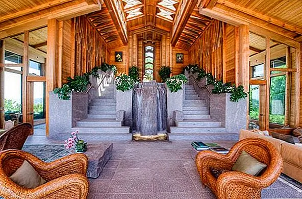 Особенностью воды всегда является вау-фактор, будь то пруд, фонтан или искусственный водопад. Вы всегда можете рассчитывать на это, чтобы ваш дом выделиться и произвести впечатление.