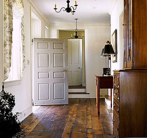 Вы всегда можете рассчитывать на деревянный пол, чтобы сделать комнату теплой и привлекательной. И с таким количеством видов дерева, на которое можно выбрать и так много цветов и отделки, чтобы выбрать, вы можете быть уверены, что есть идеальный тип, который будет дополнять ваш стиль.