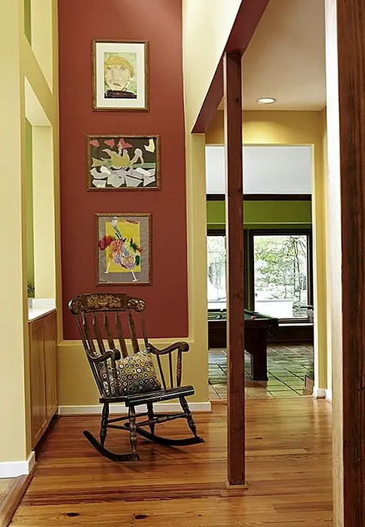 В углу, украшенном забавной подушкой или уютным одеялом. Спрей окрашен в белый цвет, огорчен песочной бумагой и выложен на крыльце, чтобы испытать красивые летние ночи. Или наверху в детской, готовой к тому, чтобы качать ребенка спать или читать рассказ о постели. найти, быстро сделать макияж и совершенный акцент только за щепотку деревенского вдохновения.