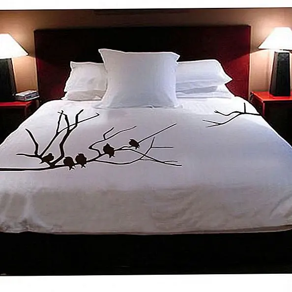 Обратите особое внимание на продукты, которые вы вводите в свой дом. Если вы серьезно относитесь к тому, чтобы сделать разницу с экологичным дизайном интерьера, держитесь подальше от пластика, древесностружечной плиты и хромированного металла. Вместо этого попробуйте вместо этого некоторые природные и органические материалы, например, переработанную древесину.