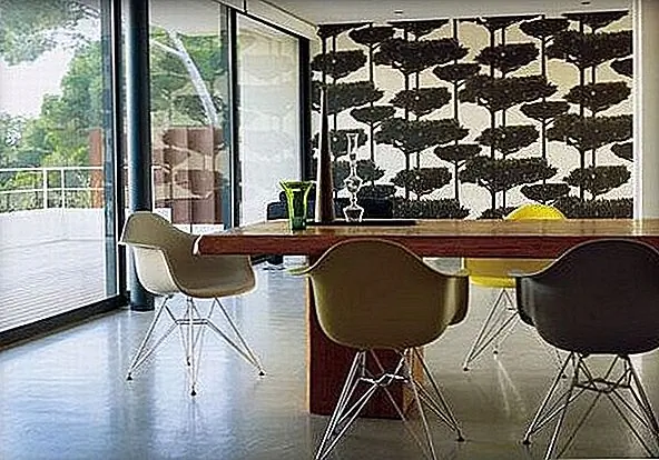 В случае, если вы не знаете, некоторые типы окон выложены специальными покрытиями, чтобы отражать тепло и обеспечивать изоляцию. Они помогают держать комнату в прохладном сезоне и прохладно летом. Это означает, что окна энергосберегающие и помогут вам экономить деньги, не используя ваше оборудование для отопления и охлаждения столько, сколько вы бы в обычных условиях.