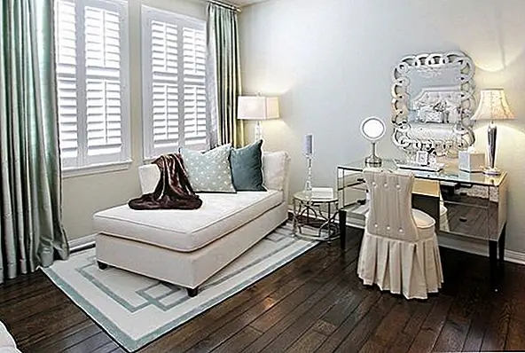 Зеркальный туалетный столик выглядел бы действительно гламурным в спальне, но если вы получите один из них, просто сохраните остальную часть декора.