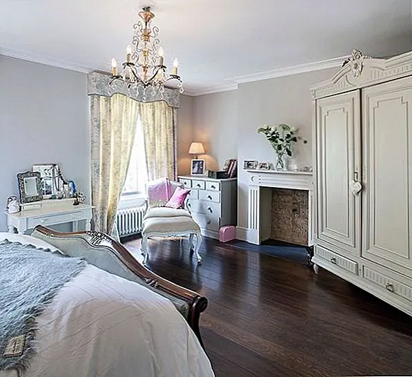 Украсьте туалетный столик персонализированными предметами, такими как обрамленные фотографии, свечи или великолепные зеркала. Превратите это в личное место.