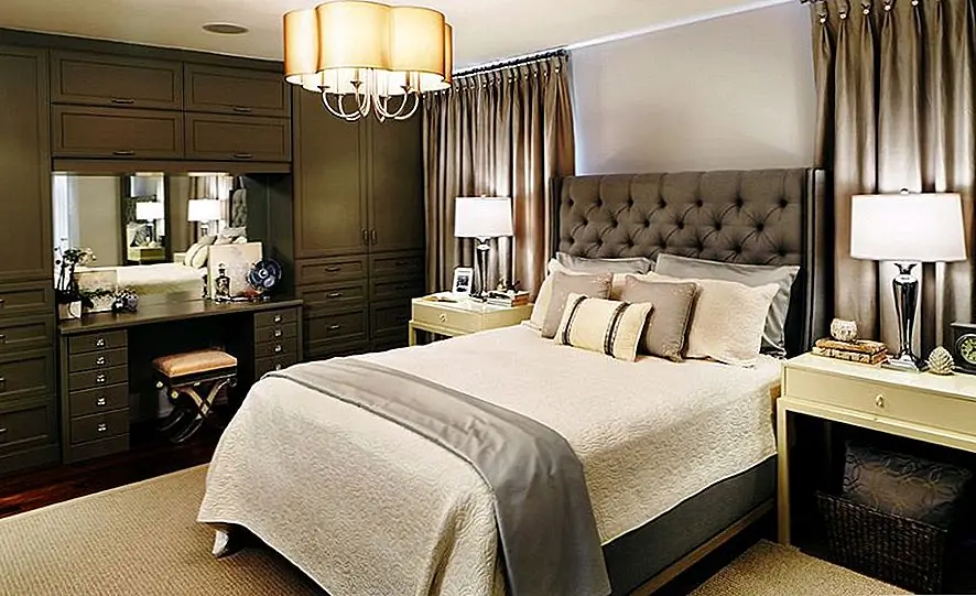 Здесь туалетный столик встроен в настенный блок. {Найден на sealydesigninc}.